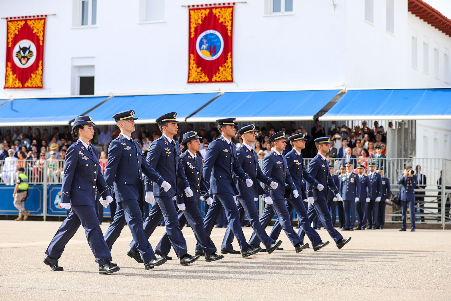 El Rey preside el acto de entrega de despachos en la Academia General del Aire de San Javier