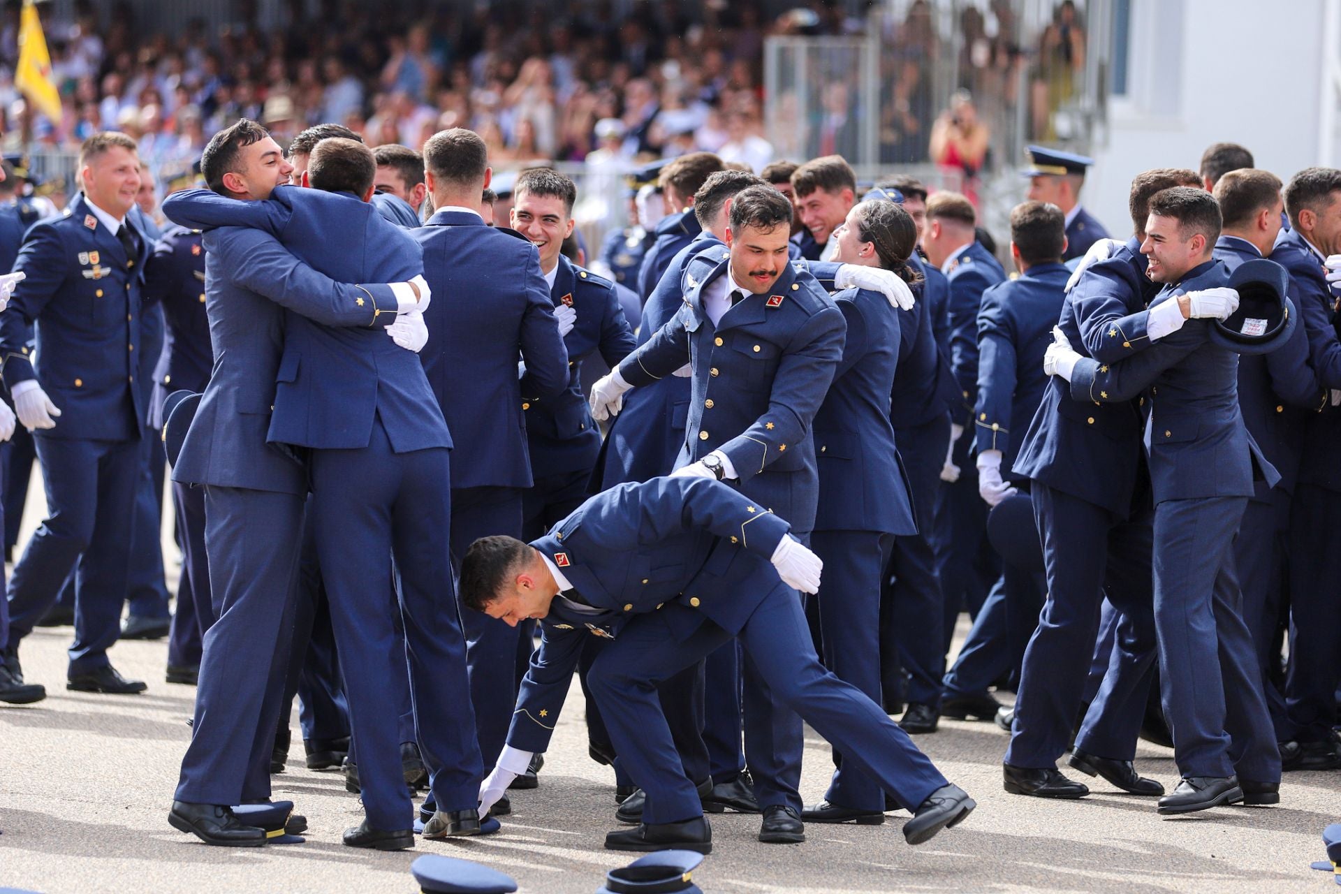 El Rey preside el acto de entrega de despachos en la Academia General del Aire de San Javier