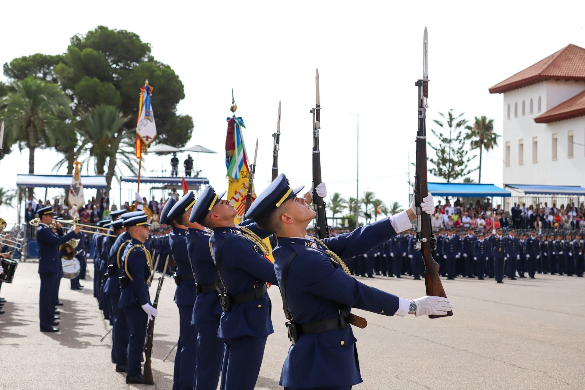 El Rey preside el acto de entrega de despachos en la Academia General del Aire de San Javier