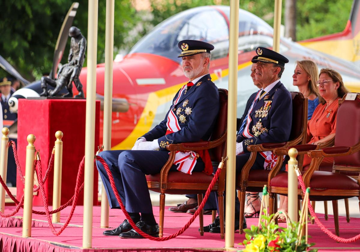 El Rey preside el acto de entrega de despachos en la Academia General del Aire de San Javier