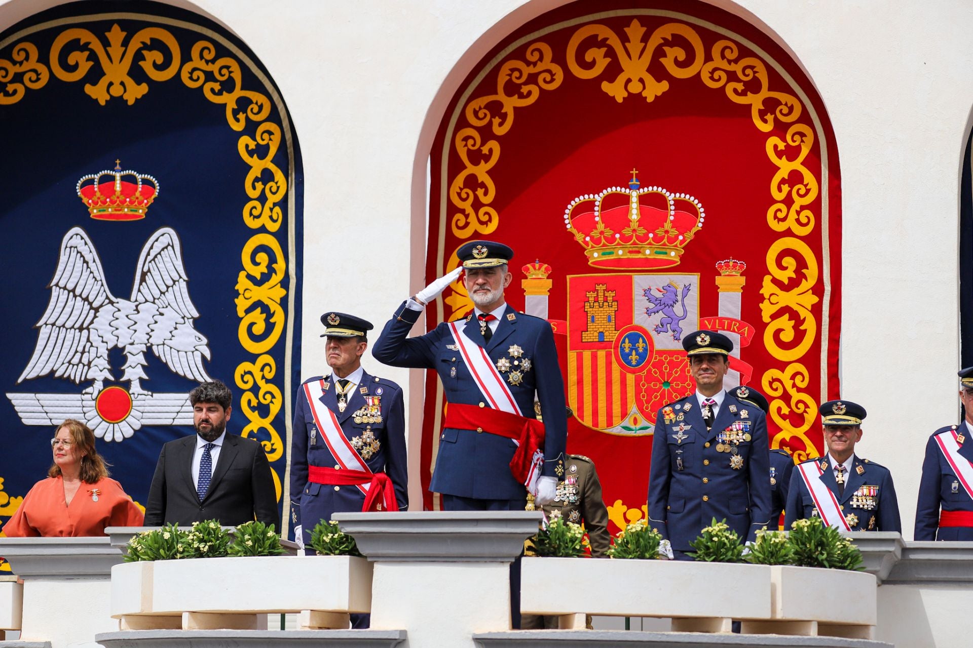 El Rey preside el acto de entrega de despachos en la Academia General del Aire de San Javier