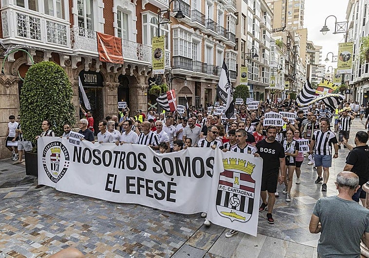 Manifestantes albinegros, este lunes, en el centro de Cartagena.