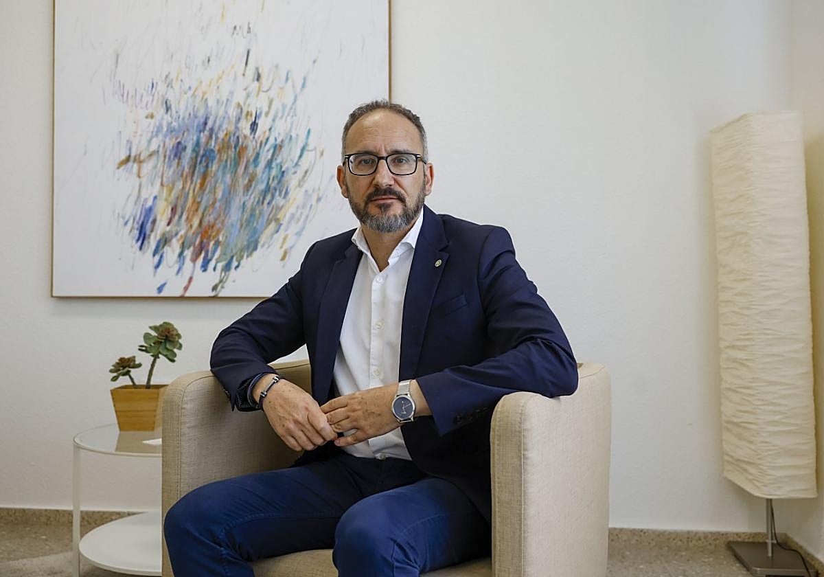 José Antonio Ruiz, jefe del Servicio de Psicología Aplicada de la UMU en su despacho.