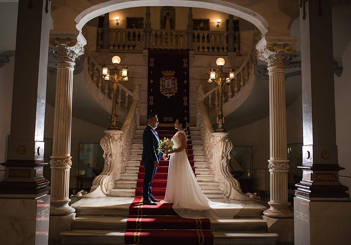 Adela Ros Urios y Miguel Suárez Serrano, el 30 de septiembre de 2023, tras contraer matrimonio en el Palacio Consistorial.