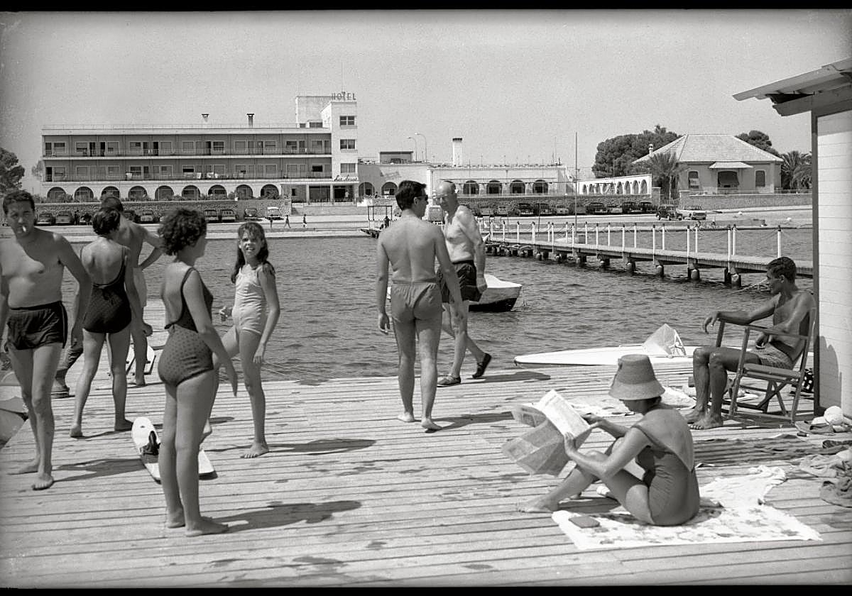 Bañistas. Balneario del hotel Los Arcos, en Santiago de la Ribera (c. 1965).