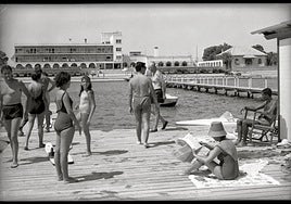 Bañistas. Balneario del hotel Los Arcos, en Santiago de la Ribera (c. 1965).