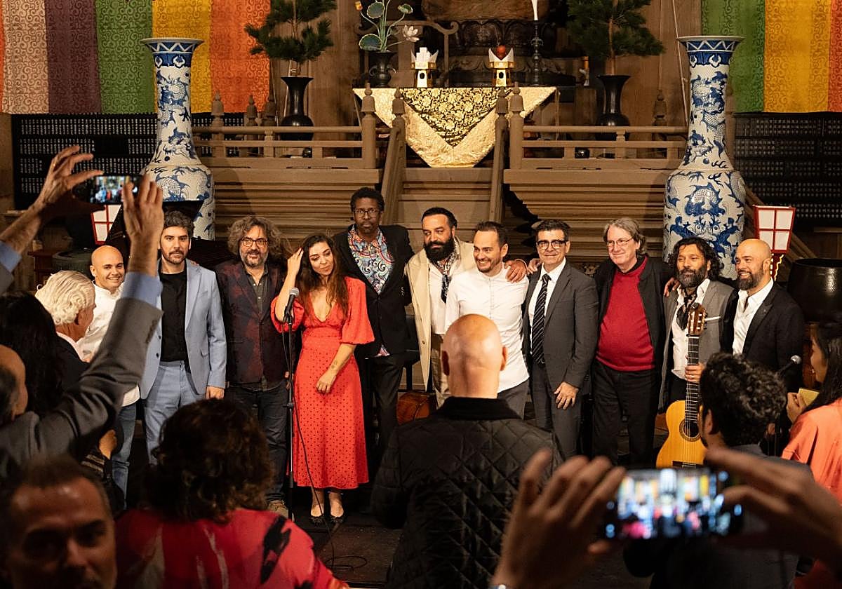 Los artistas y chefs participantes en el festival posan en una de las sedes junto a los organizadores.