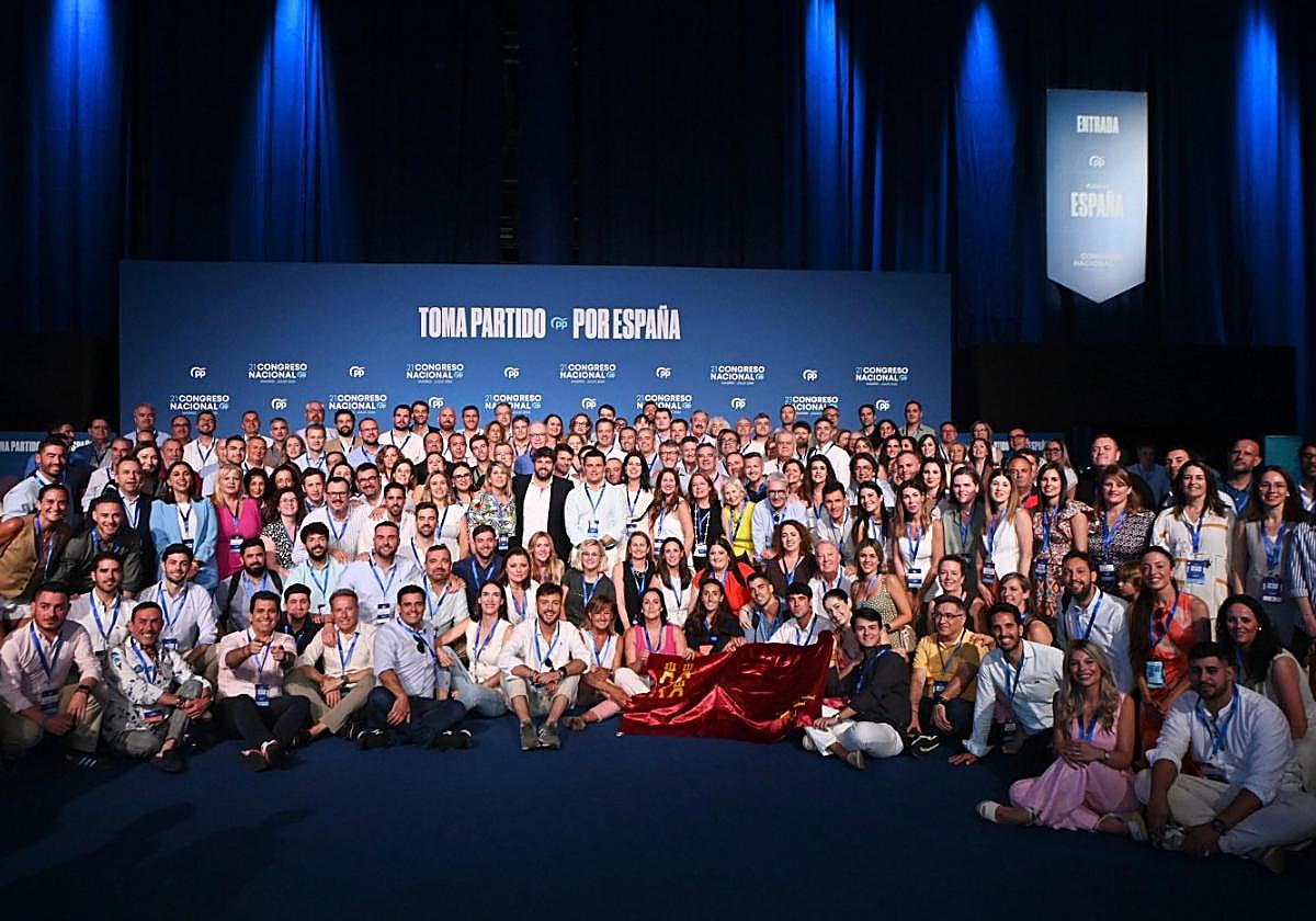 Foto de familia que se tomó la delegación de la Región en el congreso nacional del PP, con López Miras y José Miguel Luengo en el centro.