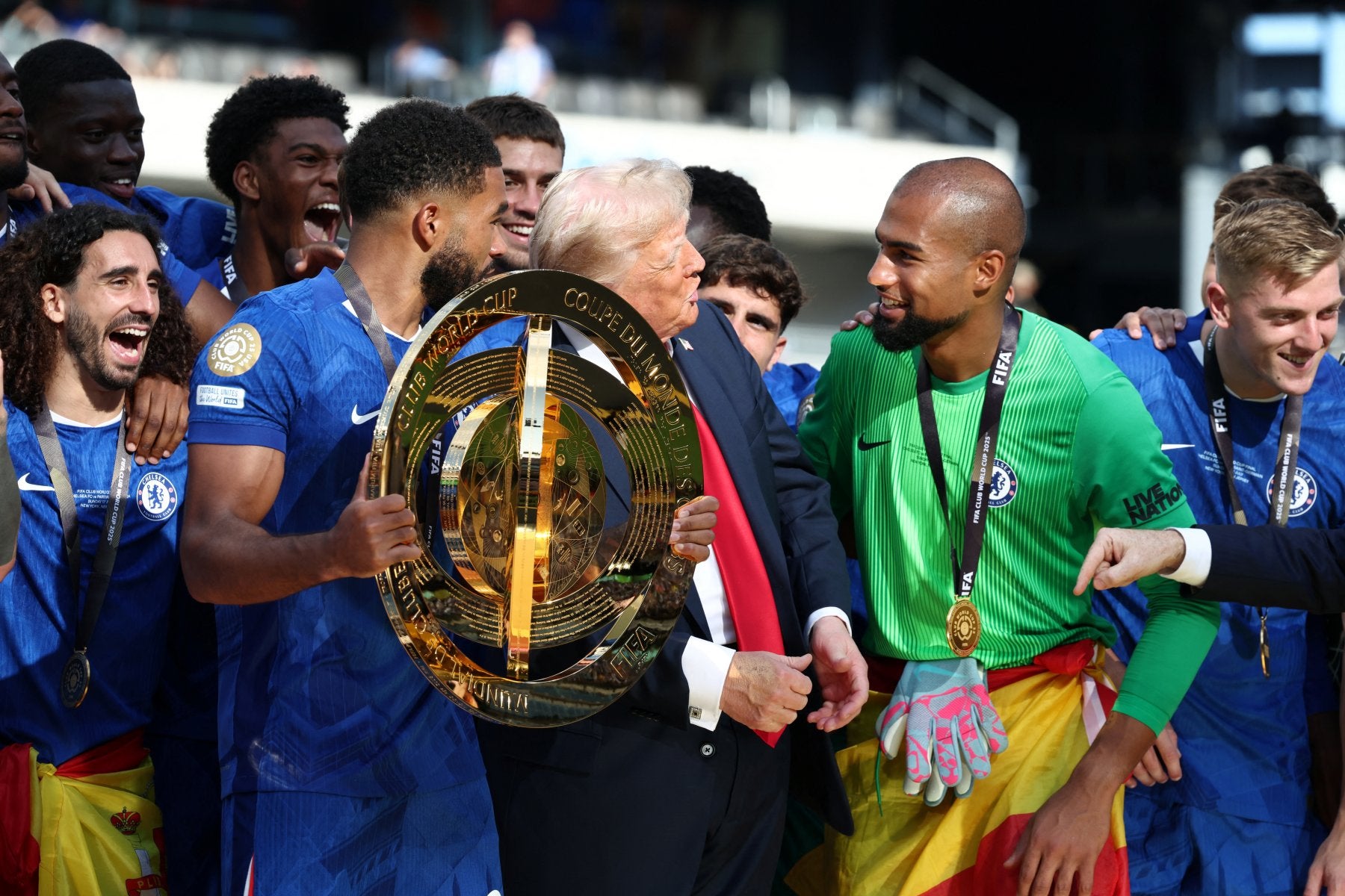 Donald Trump bromea con Robert Sánchez en la celebración del título del Chelsea, este domingo.