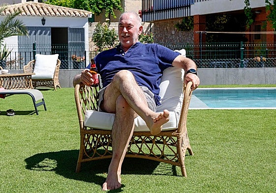 Descanso.Francisco Miralles en el jardínde su casa de Bayarque (Almería), su pueblo natal.