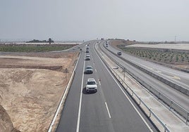 Los coches pasan hoy por la nueva calzada sur de la autovía del Mar Menor, junto a Balsicas.