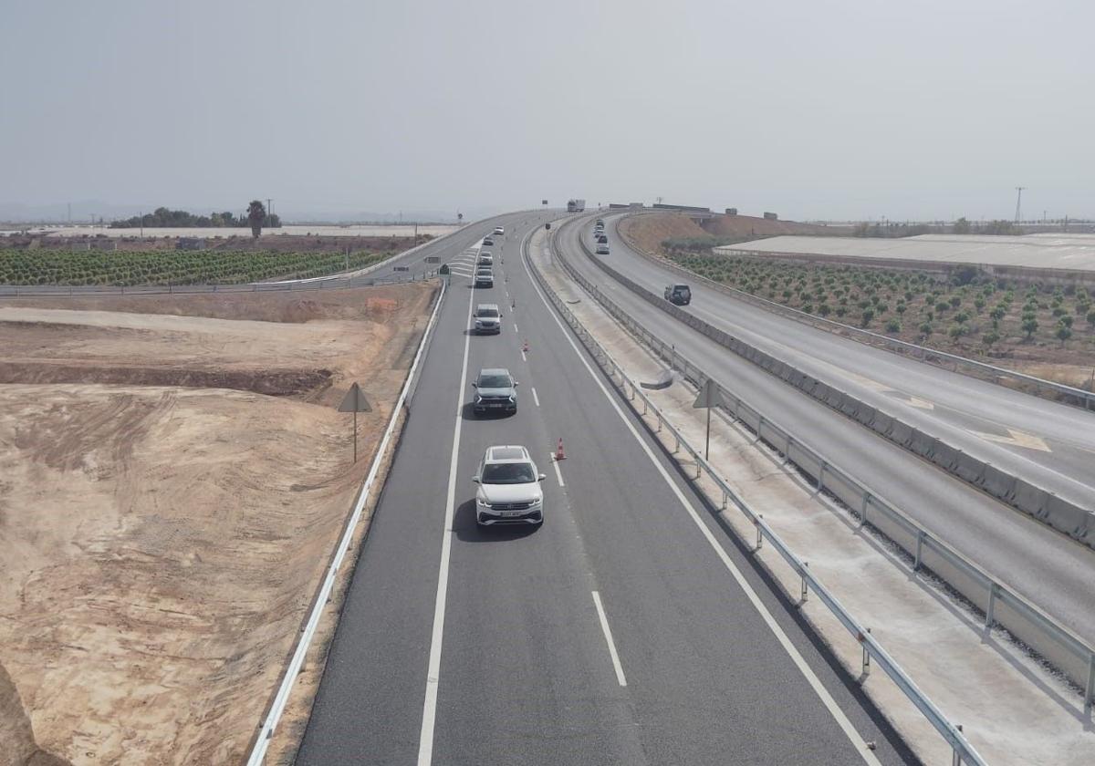 Los coches pasan hoy por la nueva calzada sur de la autovía del Mar Menor, junto a Balsicas.