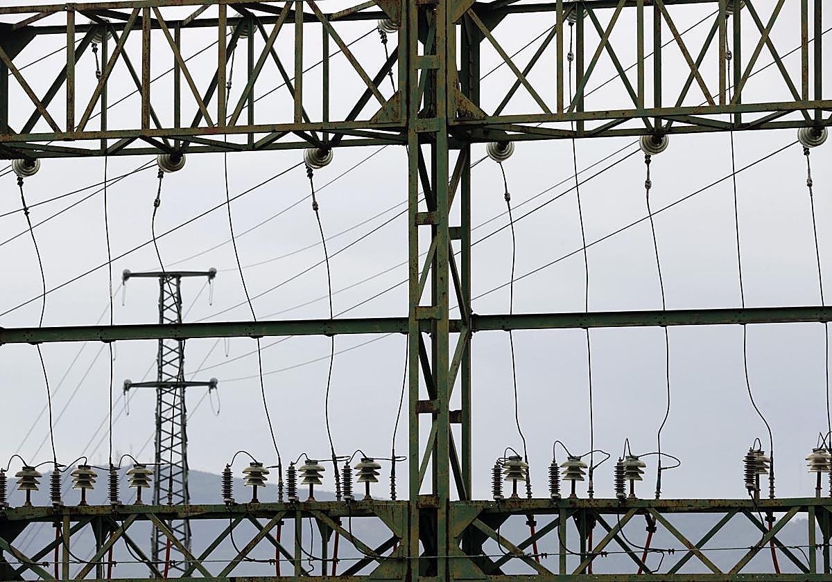 Tendido eléctrico en una foto de archivo.