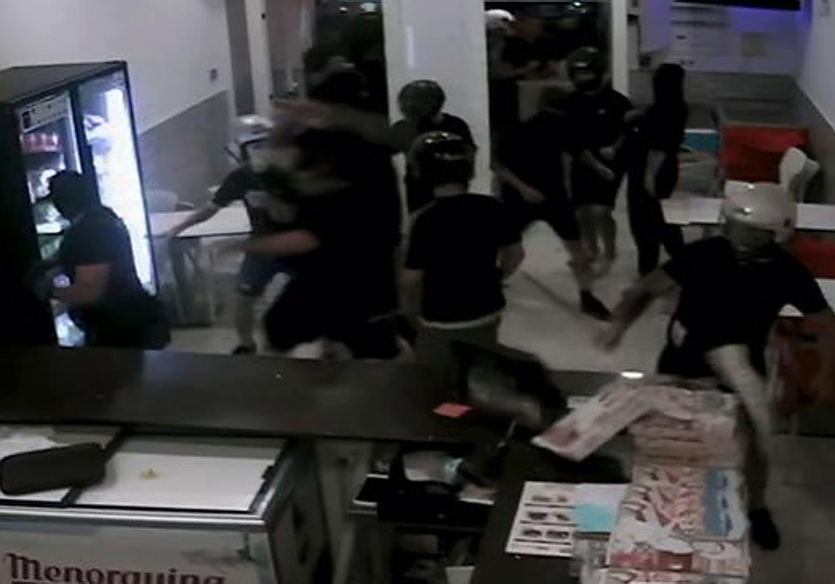 Irrumpen con cascos y bates en un local de kebab en Torre Pacheco para causar destrozos