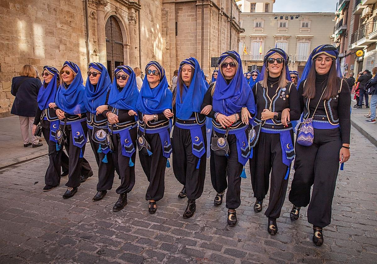 Imagen de archivo de un desfile de Moros y Cristianos de Orihuela.