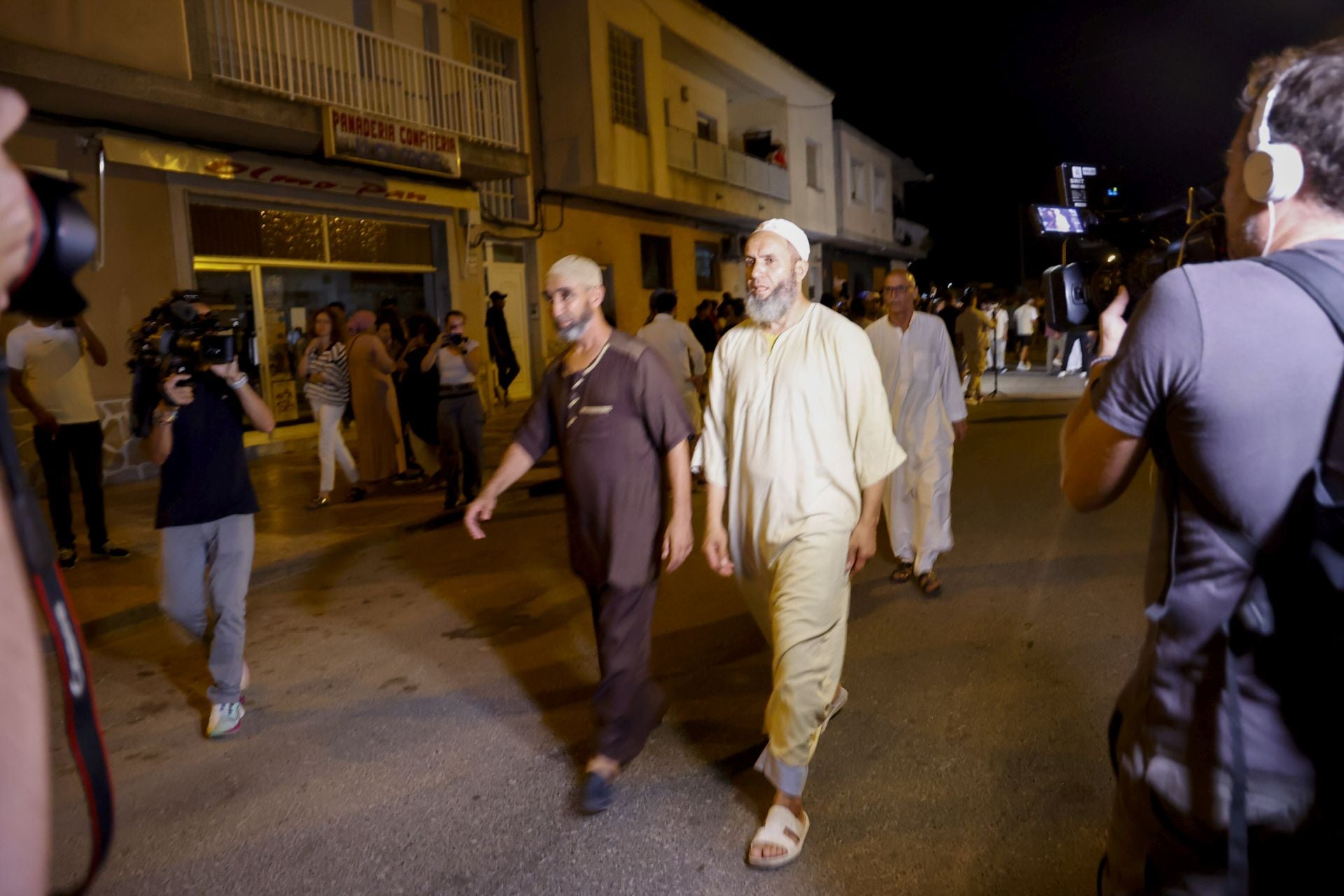 Torre Pacheco vivió este lunes una noche de calma tensa, en imágenes