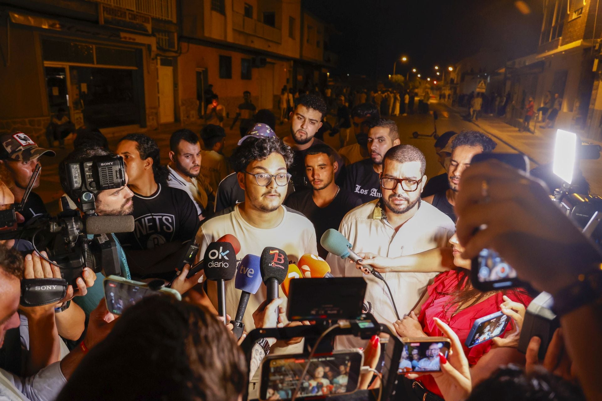 Torre Pacheco vivió este lunes una noche de calma tensa, en imágenes