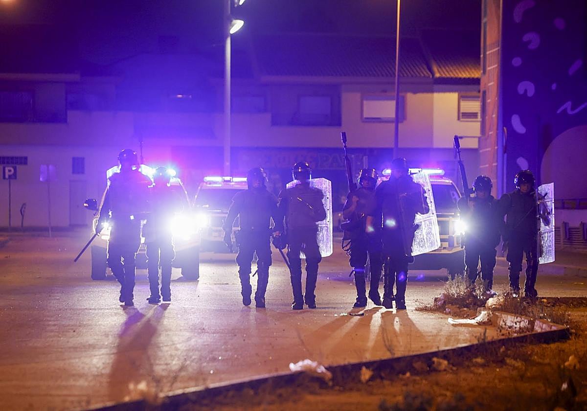 Torre Pacheco vivió este lunes una noche de calma tensa, en imágenes