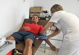 Pedro León pasando las pruebas médicas