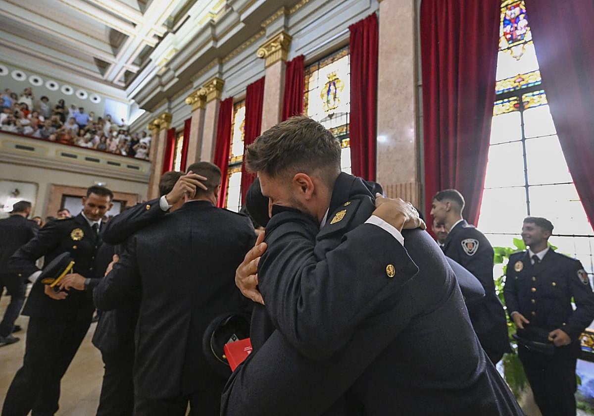 Dos nuevos agentes se abrazan tras jurar su plaza.
