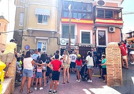 Grandes y pequeños durante el juego de la cucaña, en las fiestas del Cristo del Rayo.