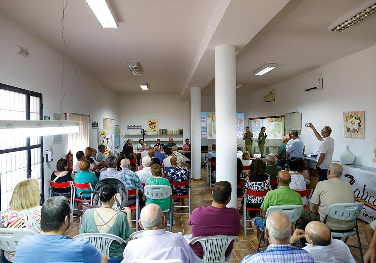 El salón social de Zarzalico (antigua Escuela) se llenó durante la reunión vecinal.