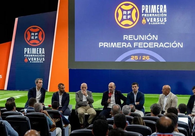 La Primera Federación quiere acercarse al fútbol profesional