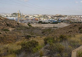 Suelo de la antigua fundición con los contenedores al fondo.