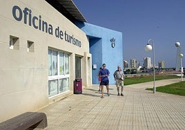 Oficina de turismo de La Manga en una imagen de archivo.