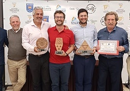 El ganador (en el centro) junto a otros ganadores, compañeros y organizadores de la competición.