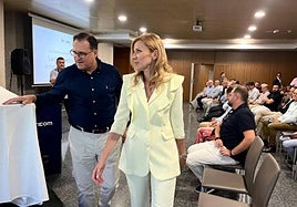José Hernández, presidente de Frecom, junto a la consejera López Aragón, esta mañana, en San Pedro del Pinatar.