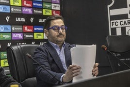 Paco Belmonte reordenando papeles en rueda de prensa.