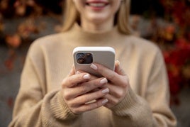 Cómo borrar personas del fondo de tus fotos desde la galería: es gratis y solo tardarás unos segundos.