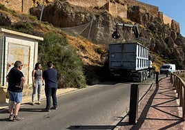 La concejala de Urbanismo supervisa los trabajos de sustitución de la malla de seguridad de la ladera del castillo.