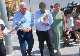 Pedro Ángel Roca, López Miras, y Rosario Sánchez, este martes, en Torre Pacheco.