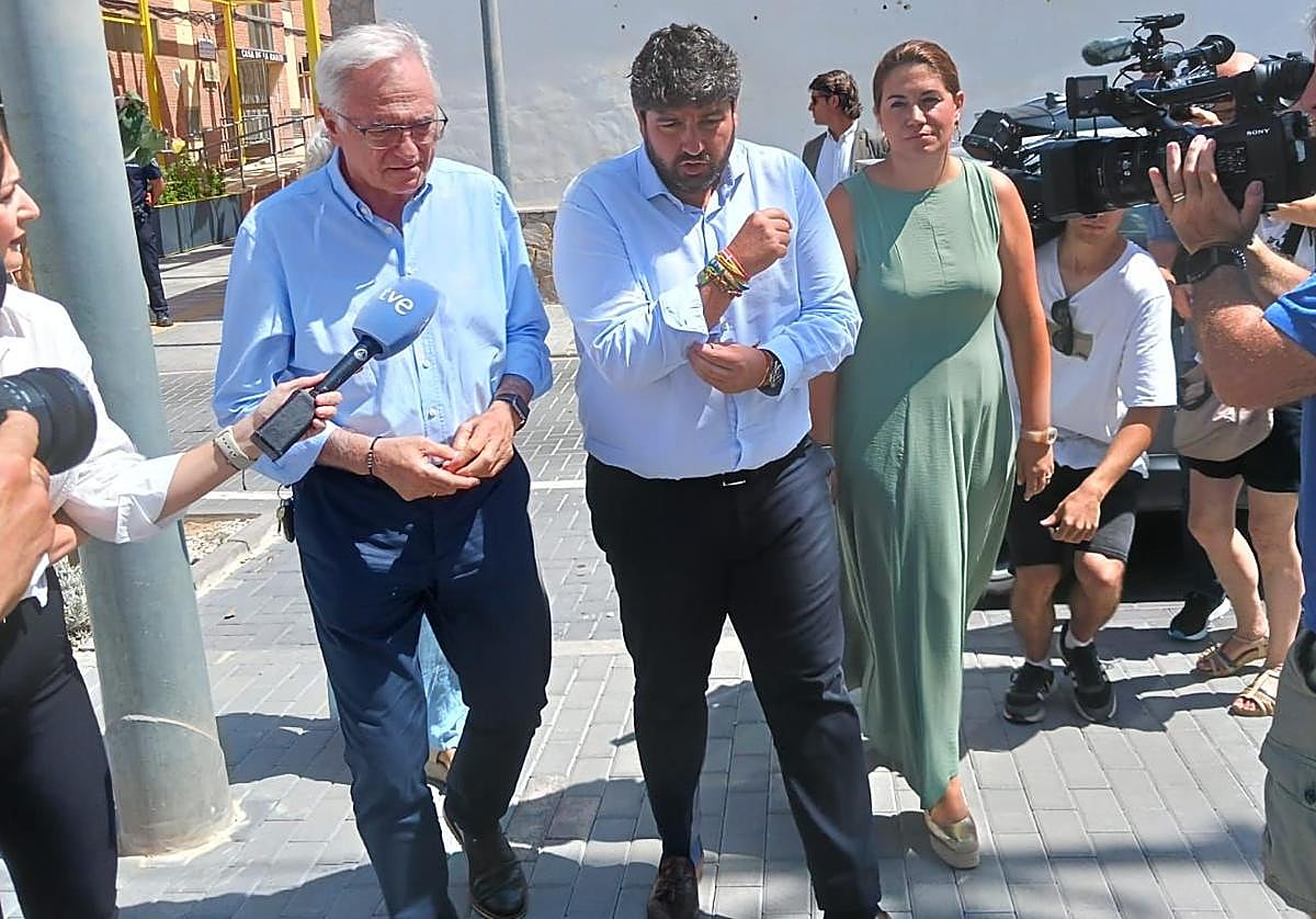 Pedro Ángel Roca, López Miras, y Rosario Sánchez, este martes, en Torre Pacheco.