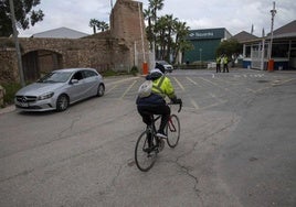 Un trabajador acude a los astilleros de Navantia en una imagen de archivo.