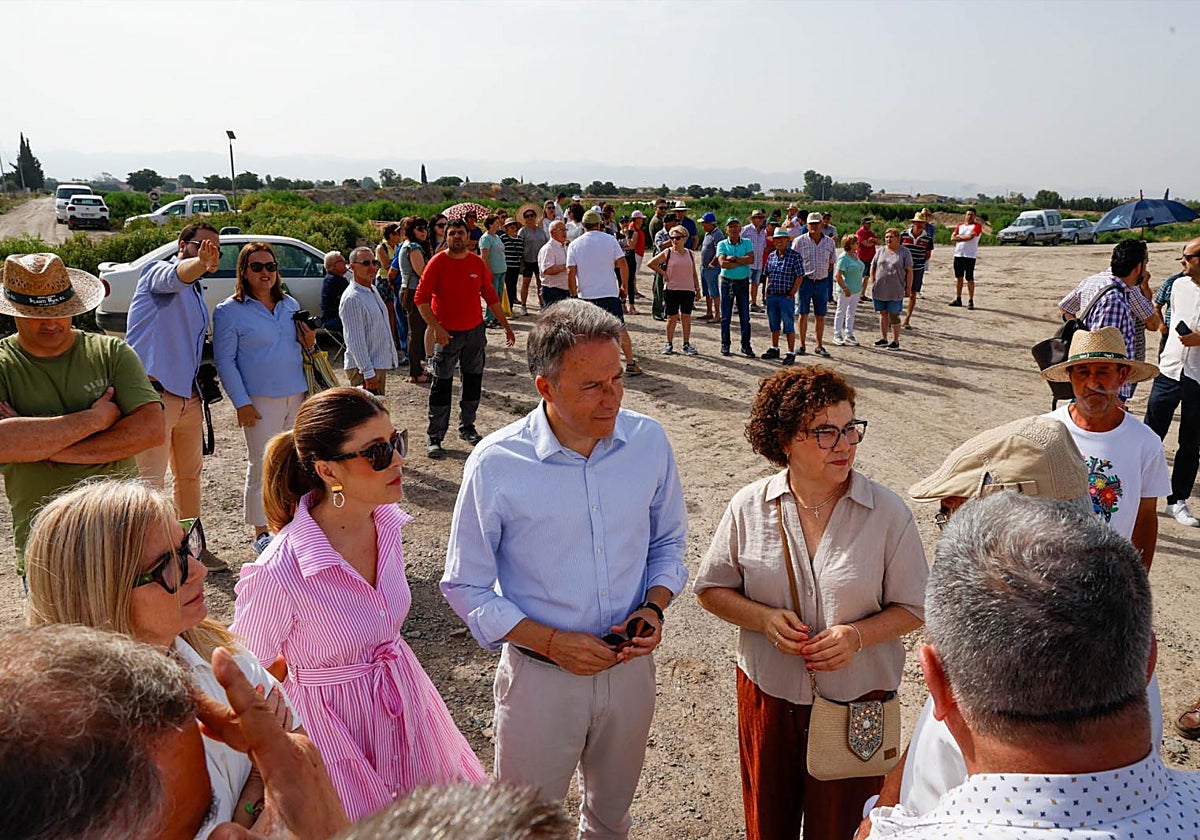 El alcalde acompaña a los vecinos en una de sus concentraciones en la desembocadura de la rambla de La Torrecilla.