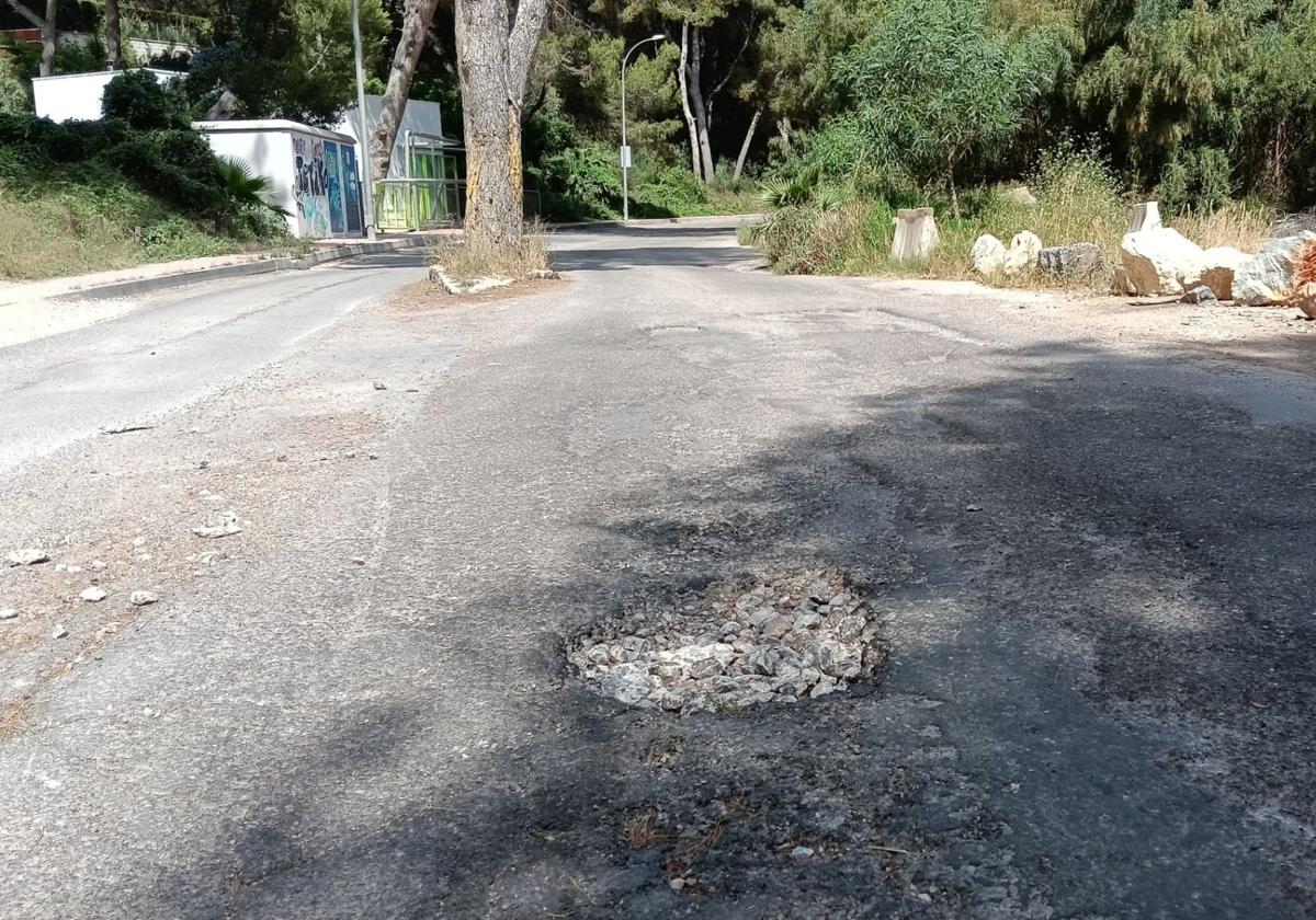 Socavones en una carretera de Campoamor.