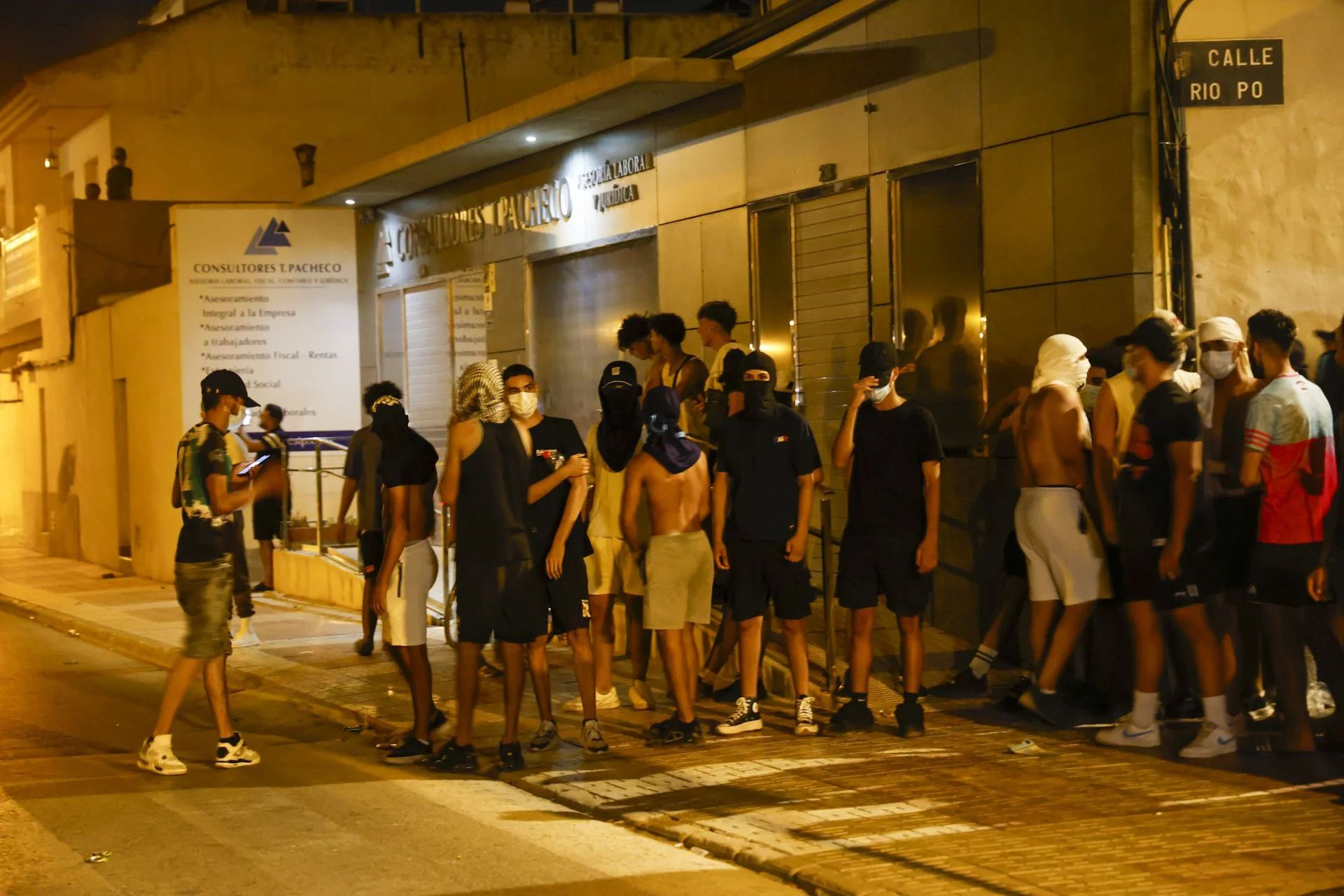 Jóvenes con el rostro oculto, durante la noche del lunes, en Torre pacheco.