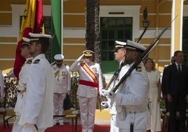 El almirante Gilabert saluda a la Bandera, durante el desfile de la Fuerza en el acto del Carmen.