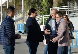 Felipe Moreno abraza a Belmonte, en presencia de Morris Pagniello.