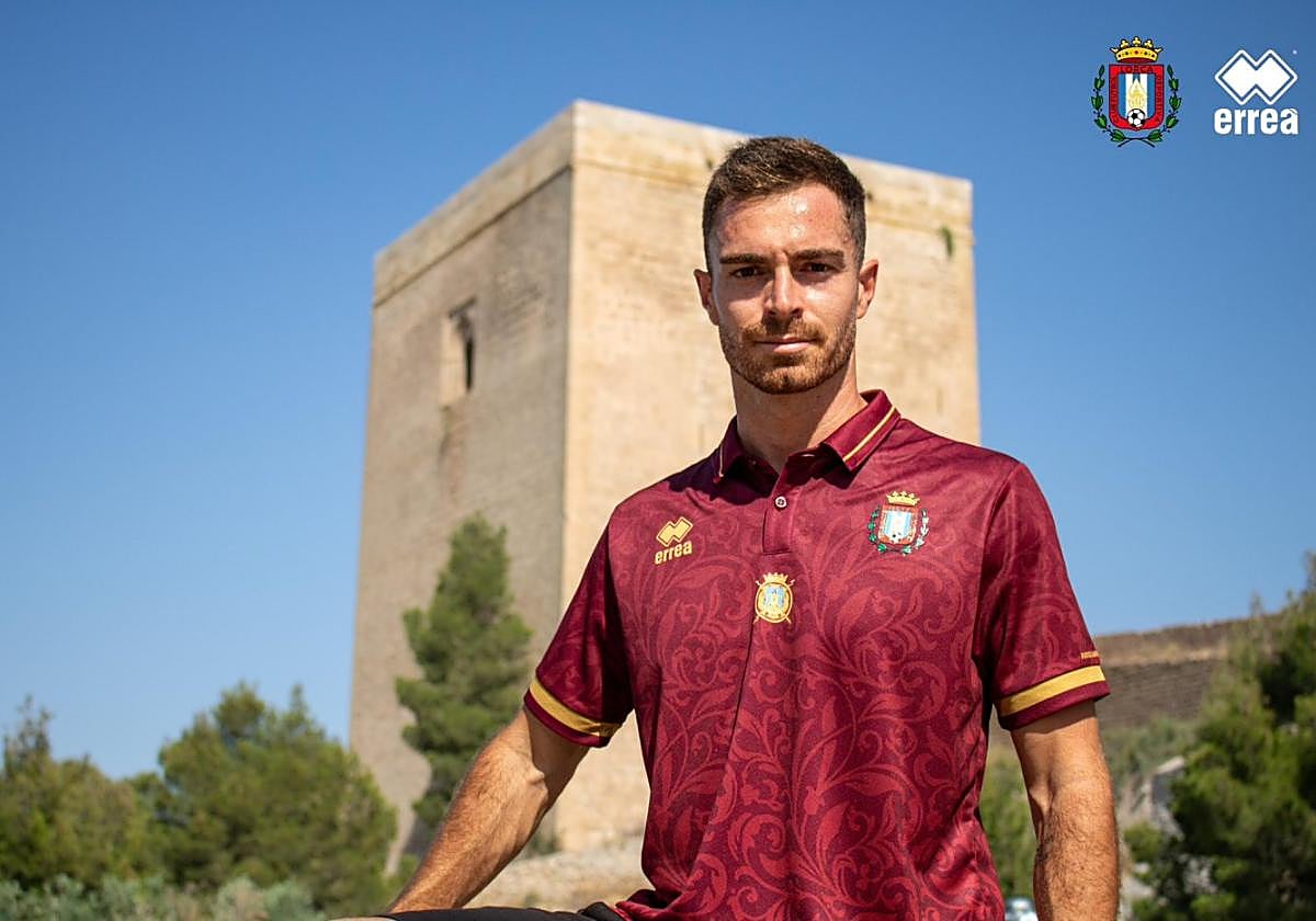 Juan Hernández, posando con la nueva segunda equipación.