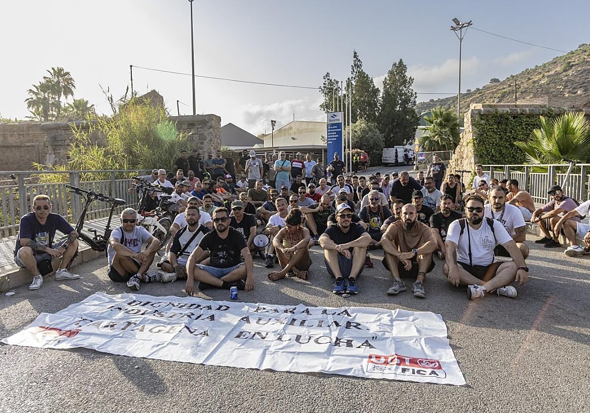 Sentada de los huelguistas en el puente de Navantia.