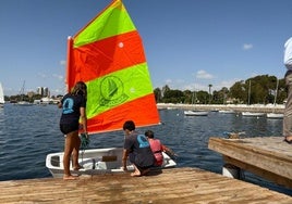 Tres jóvenes, ayer, en la escuela de vela Socaire, en San Javier.