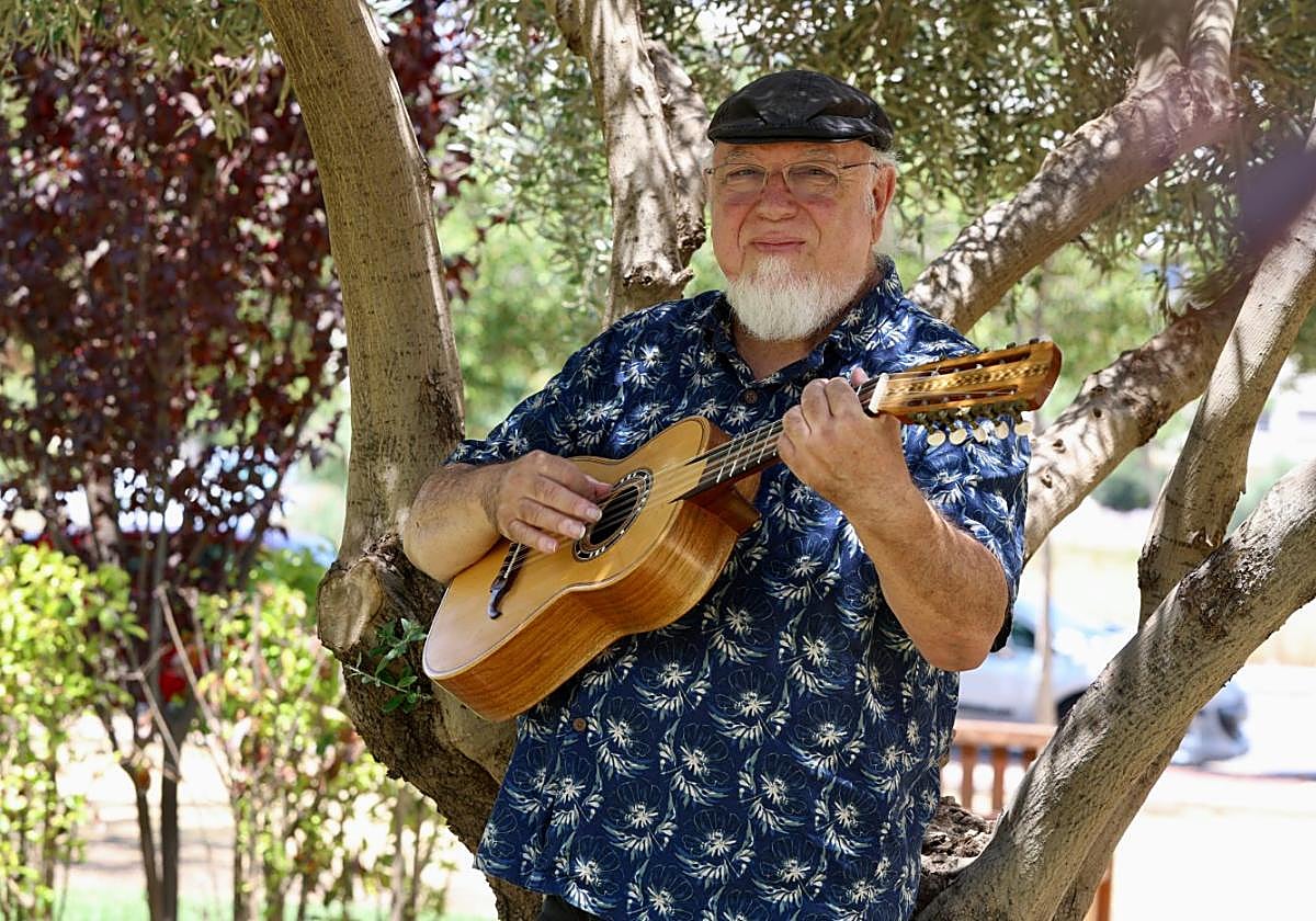 Mejor a la sombra.Manuel Luna refugiado en un árbol en un parque de lazona norte de Murcia.