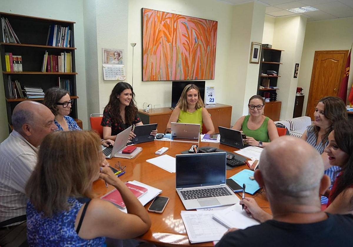 Ruiz (c), con los miembros del consejo de administración del IMAS.