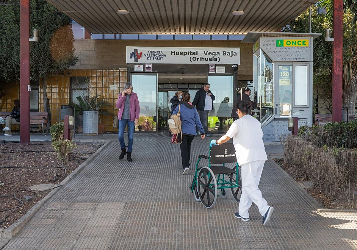 Puerta principal del Hospital Vega Baja.