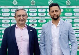 Joan Farías (d), junto al presidente del Arenteiro, Argimiro Marnotes, en su presentación con el conjunto orensano.