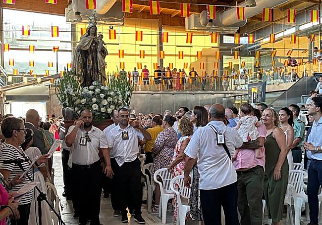 Miembros de la cofradía portan a la patrona en Águilas.